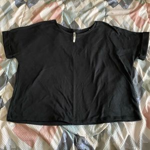 Black cropped fit tee